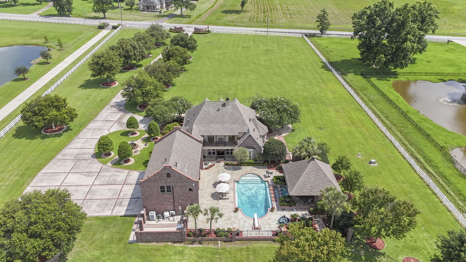 Loosemoore Estate New Orleans-style courtyard and cabana — Ascension Parish acreage